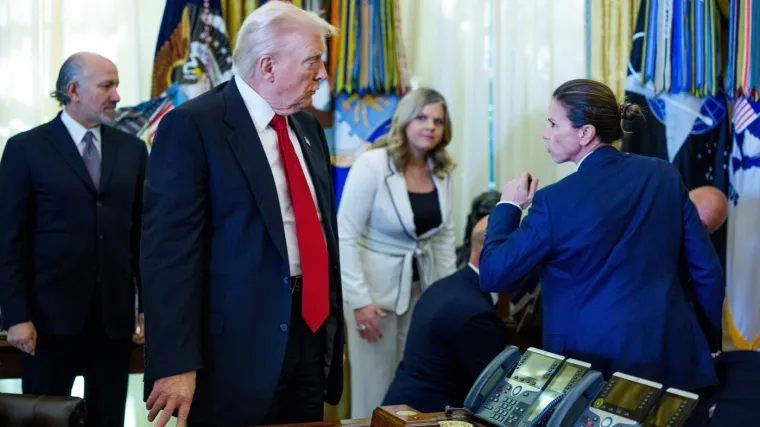 Čovjek se srušio usred presice u Bijeloj kući. Ljudi ismijavaju Trumpovu reakciju