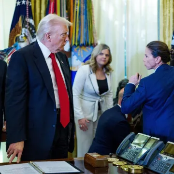 Čovjek se srušio usred presice u Bijeloj kući. Ljudi ismijavaju Trumpovu reakciju