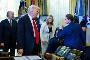 Čovjek se srušio usred presice u Bijeloj kući. Ljudi ismijavaju Trumpovu reakciju