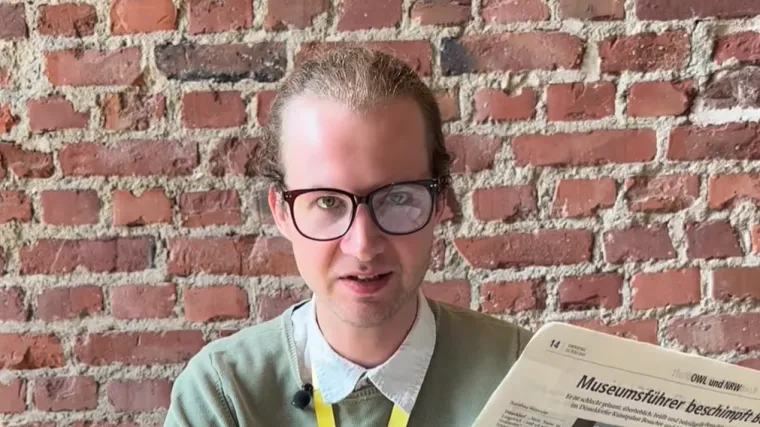 Zovu ga mrzovoljnim vodičem muzejskih tura: Posjetitelje časti uvredama, a oni to obožavaju