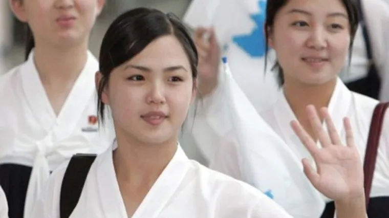 Tko je supruga Kima Jong-una? Navodno je likvidirao članove glazbenog benda u kojem je pjevala