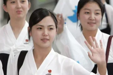 Tko je supruga Kima Jong-una? Navodno je likvidirao članove glazbenog benda u kojem je pjevala