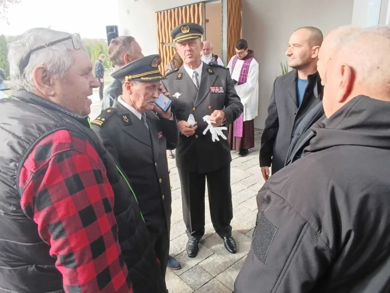 Tužni prizori s pokopa vukovarskog branitelja: Zvonimiru Gašparu sada se može zapaliti svijeća na grobu