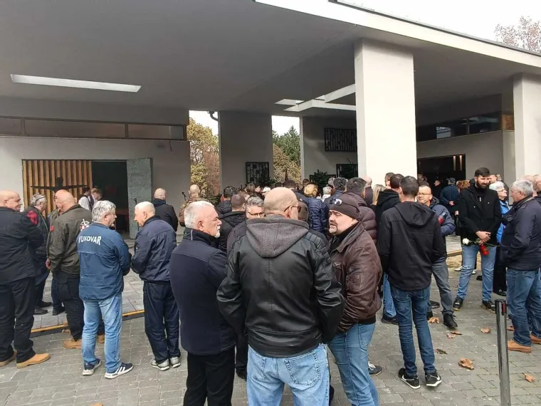 Tužni prizori s pokopa vukovarskog branitelja: Zvonimiru Gašparu sada se može zapaliti svijeća na grobu