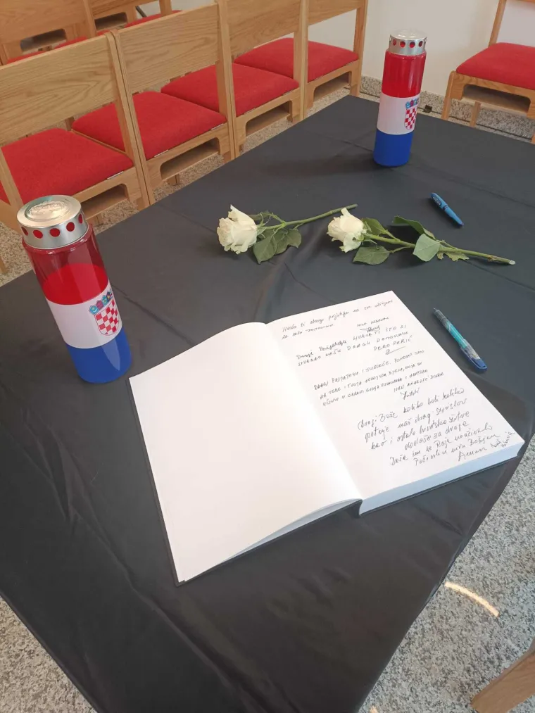 Tužni prizori s pokopa vukovarskog branitelja: Zvonimiru Gašparu sada se može zapaliti svijeća na grobu