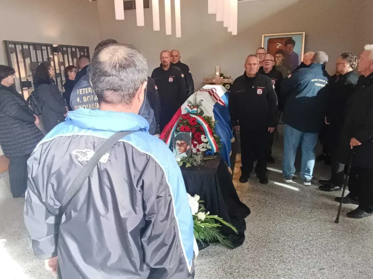 Tužni prizori s pokopa vukovarskog branitelja: Zvonimiru Gašparu sada se može zapaliti svijeća na grobu