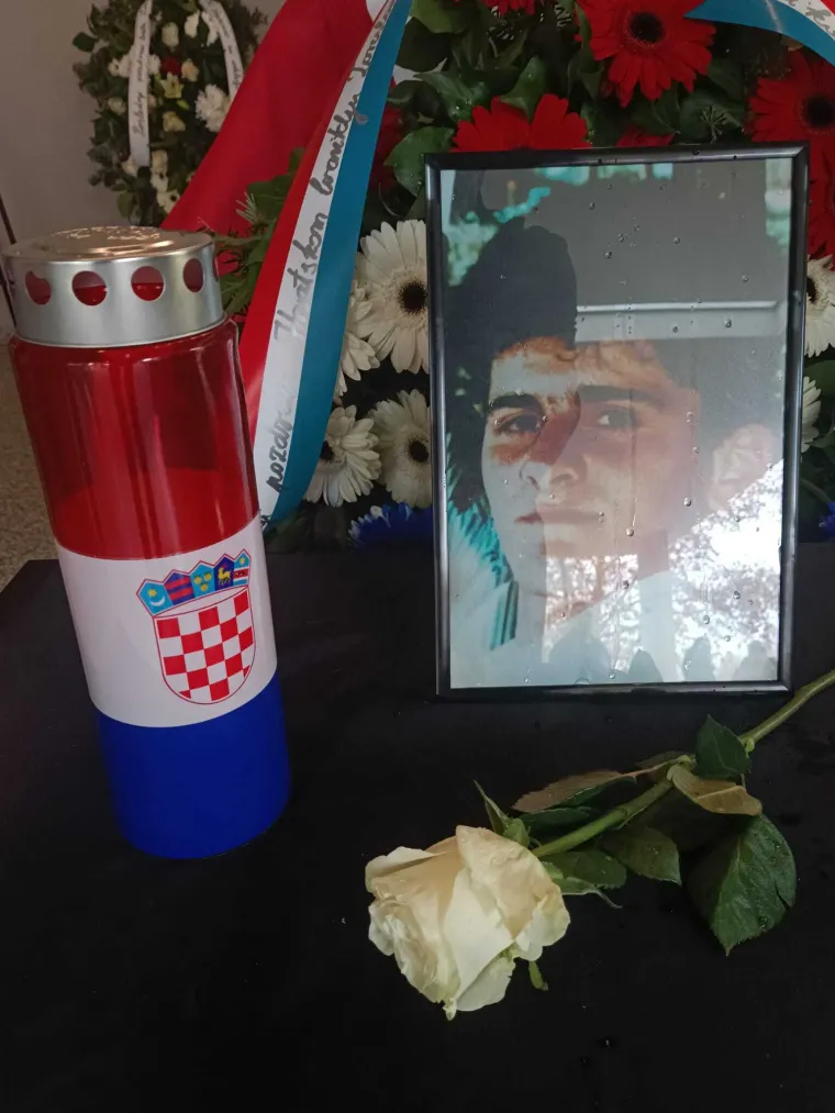 Tužni prizori s pokopa vukovarskog branitelja: Zvonimiru Gašparu sada se može zapaliti svijeća na grobu