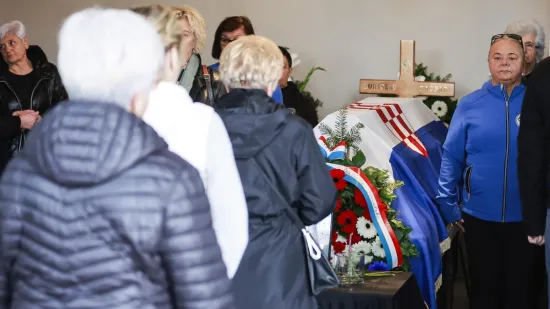 Tužni prizori s pokopa vukovarskog branitelja: Zvonimiru Gašparu sada se može zapaliti svijeća na grobu