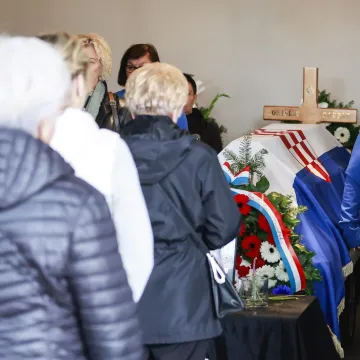 Tužni prizori s pokopa vukovarskog branitelja: Zvonimiru Gašparu sada se može zapaliti svijeća na grobu