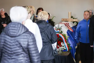 Tužni prizori s pokopa vukovarskog branitelja: Zvonimiru Gašparu sada se može zapaliti svijeća na grobu