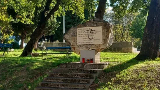 Novi incident uoči prosvjeda: Išaran spomenik partizanima