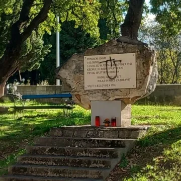 Novi incident uoči prosvjeda: Išaran spomenik mladićima koje su ubili Talijani