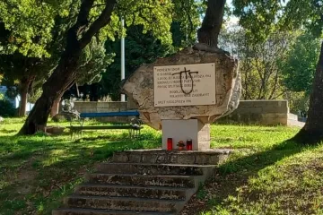 Novi incident uoči prosvjeda: Išaran spomenik partizanima