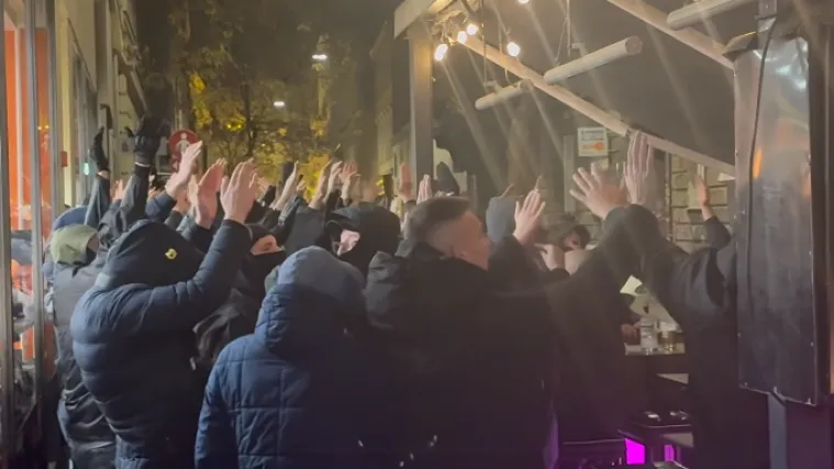 'Muškarci' u crnom pljuvali novinarku pred Srpskim kulturnim društvom: 'Kur**tino!'