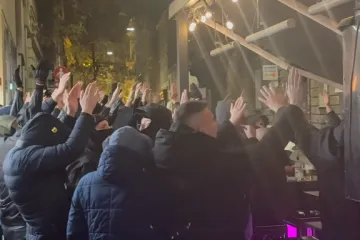 Kaos u Zagrebu: Ljudi u crnom pred Srpskim kulturnim centrom, policija ih rastjerala