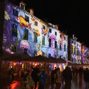 Prekrasni kadrovi spektakla na jugu: Stara jezgra Dubrovnika obasjana posebnim efektima