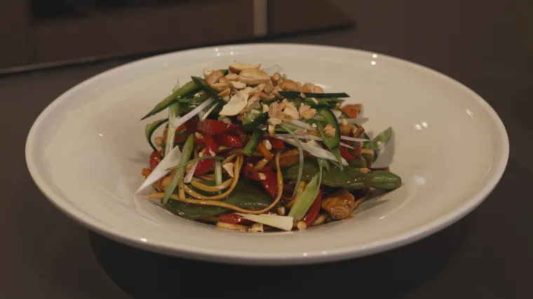 Brzi azijski klasik za svaki dan: Recept za pileći wok s noodlesima