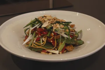 Brzi azijski klasik za svaki dan: Recept za pileći wok s noodlesima