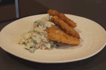 Savršen spoj za svaku priliku: Pripremite hrskavu piletinu i kremastu krumpir salatu