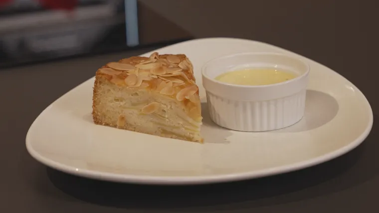 Elegancija u jednostavnosti: Recept za francuski kolač od jabuka s kremom od vanilije