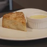 Elegancija u jednostavnosti: Recept za francuski kolač od jabuka s kremom od vanilije