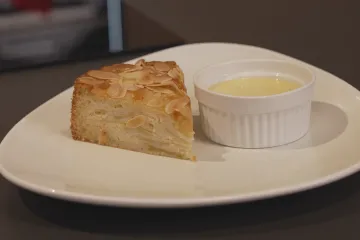 Elegancija u jednostavnosti: Recept za francuski kolač od jabuka s kremom od vanilije