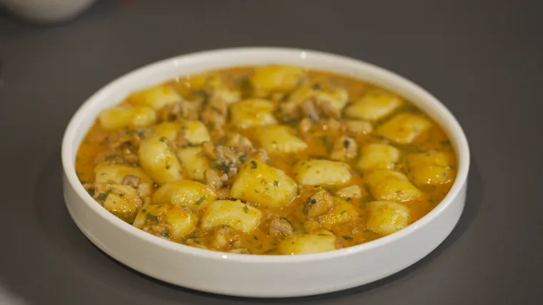 Klasično jelo s toplinom doma: Recept za pileći paprika&scaron; s njokima