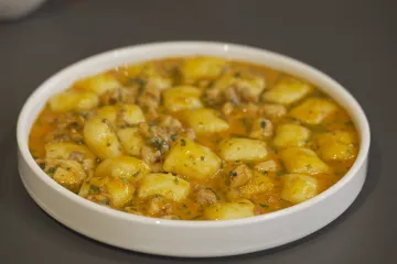 Klasično jelo s toplinom doma: Recept za pileći paprika&scaron; s njokima