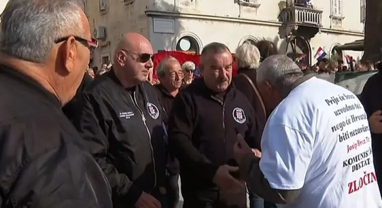 Prosvjed završio, Torcida došla do suda. HDZ odgovorio šefu oporbe: 'Hajdaš počni poštivati Ustav'