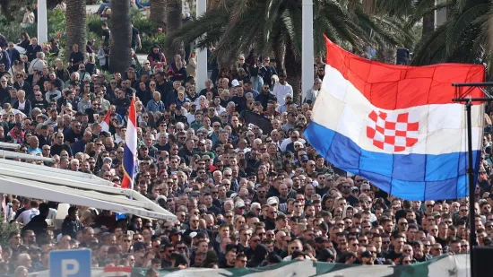 Torcida razvila transparent pred zgradom suda: 'Pustite našu braću'