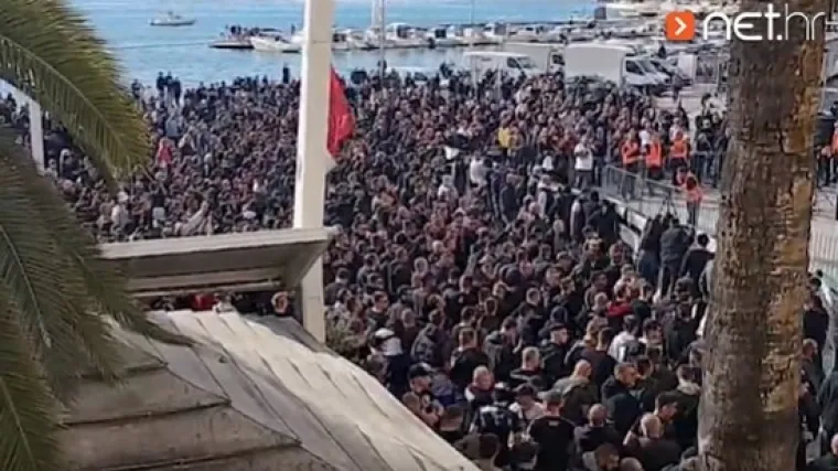 Thompsonove pjesme zagrijavale okupljene prije prosvjeda u Splitu