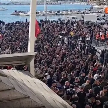 Thompsonove pjesme zagrijavale okupljene prije prosvjeda u Splitu