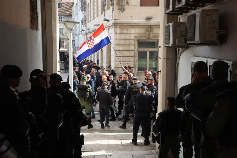 Prosvjed završio, Torcida došla do suda. HDZ odgovorio šefu oporbe: 'Hajdaš počni poštivati Ustav'