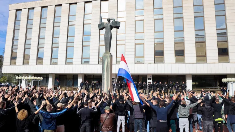 Prosvjed završio, Torcida došla do suda. HDZ odgovorio šefu oporbe: 'Hajdaš počni poštivati Ustav'