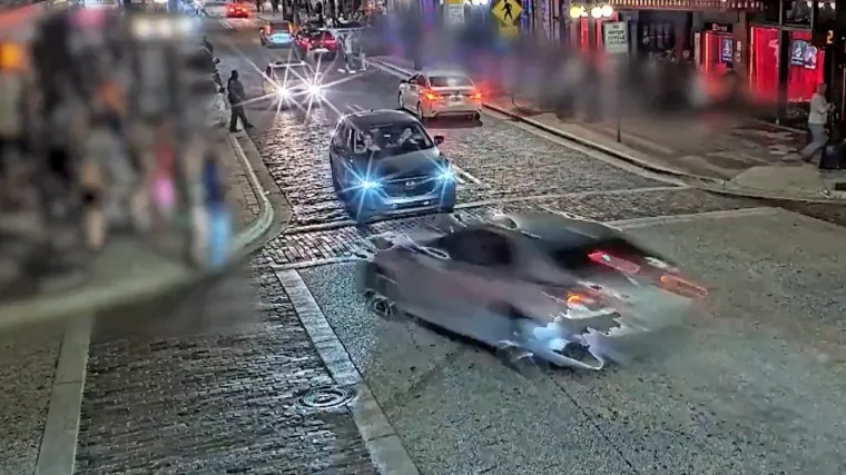 Pokosio ljude pred poznatim barom, ima mrtvih: Kamere snimile trenutak udara