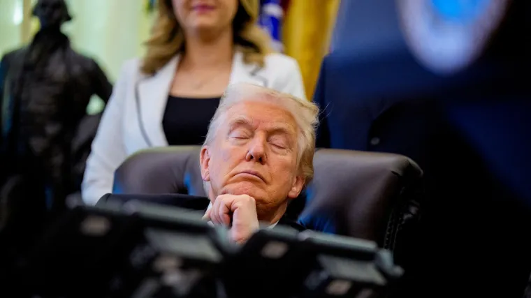 Munjevito se proširile fotografije Trumpa koji je 'ubio oko' tijekom sastanka. Bijela kuća: 'Nije spavao'