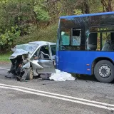 Auto zgužvan nakon sudara s autobusom, vozač umro na mjestu: U bolnici završilo osam ljudi