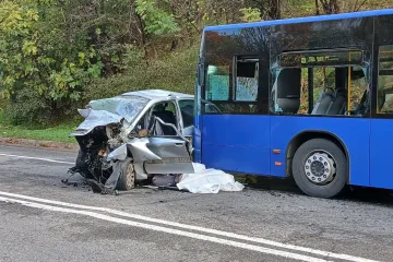 Auto zgužvan nakon sudara s autobusom, vozač umro na mjestu: U bolnici završilo osam ljudi