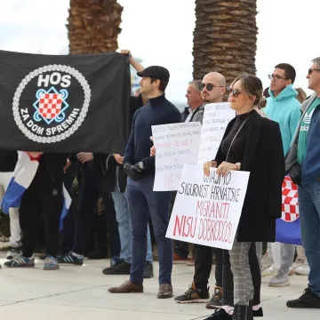 Mladi Hrvat s fantomkom priveden na prosvjedu u Splitu: Završio je u bolnici