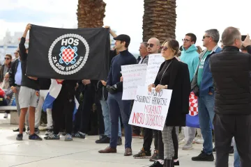 Mladi Hrvat s fantomkom priveden na prosvjedu u Splitu: Završio je u bolnici