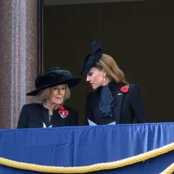 Čitač s usana otkrio što je kraljica Camilla šapnula Kate Middleton tijekom ceremonije