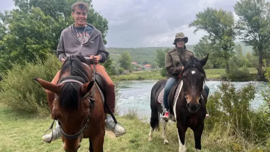 Glumci 'Divljih pčela' uživaju u prirodi, a Ivan Ana Marija pokazali prijateljstvo i izvan seta: 'Kad se ne snima - jaše se!'