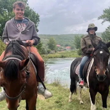 Glumci 'Divljih pčela' uživaju u prirodi, a Ivan Ana Marija pokazali prijateljstvo i izvan seta: 'Kad se ne snima - jaše se!'