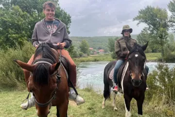 Glumci 'Divljih pčela' uživaju u prirodi, a Ivan Ana Marija pokazali prijateljstvo i izvan seta: 'Kad se ne snima - jaše se!'