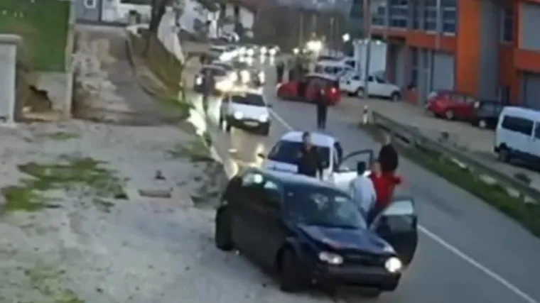 Otac i sin izazvali prometni kaos i tučnjavu, pa automobilom napali pješaka