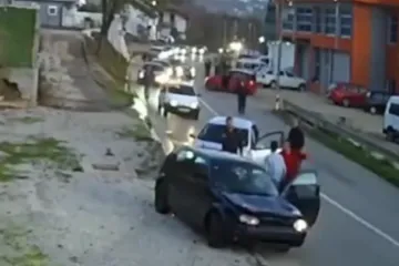 Otac i sin izazvali prometni kaos i tučnjavu, pa automobilom napali pješaka