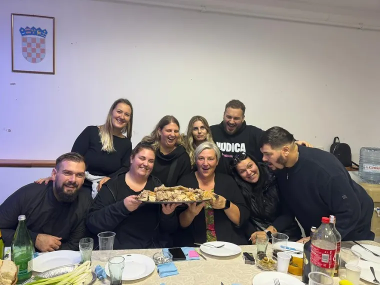 Kakva atmosfera! Marija iz 'Života na vagi' okupila ekipu, pogledajte što se dogodilo za stolom