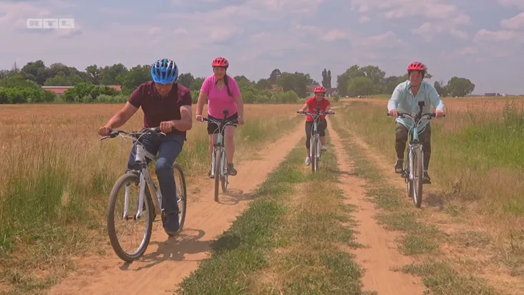 Jedan farmer kući šalje čak tri dame, ljubomornih je sve više, a na tulumu će pasti poljubac!
