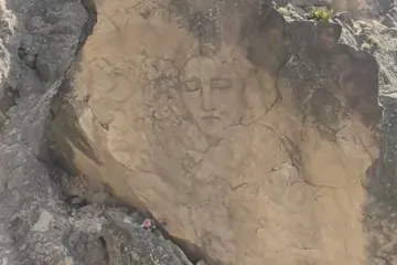 Kako ovo objasniti? Usred stijene iscrtalo se jasno žensko lice koje asocira na Djevicu Mariju
