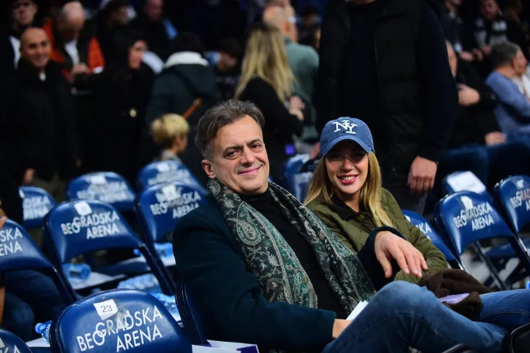 Sergej Trifunović i 24 godine mlađa supruga Isidora na utakmici: Zaljubljeni kao na početku